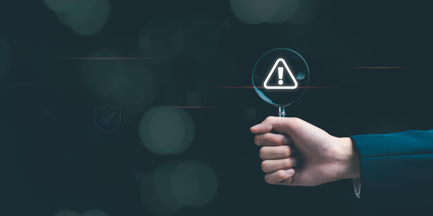 Dashboard ITAM — ciclo de vida de activos por región con alertas predictivas
