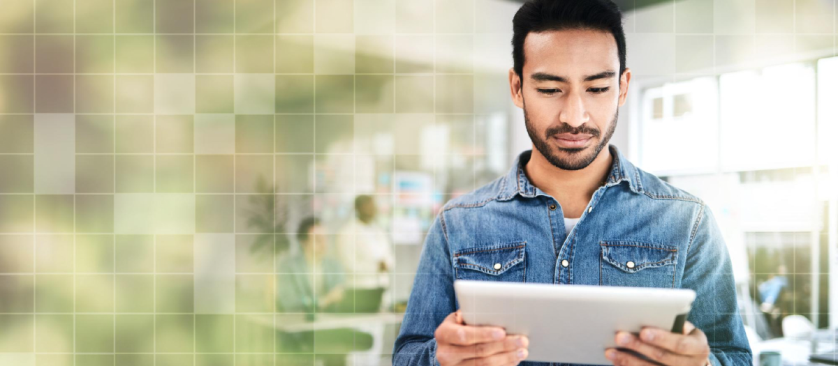 Centro de distribución retail colombiano — operador con tablet usando ServiceDesk Plus en campo